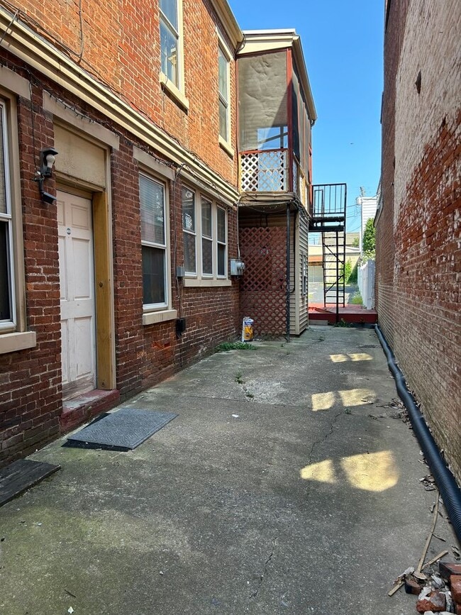 475 W Market St-Unit -475 W Market Street Apt 1 in York, PA - Building Photo - Building Photo