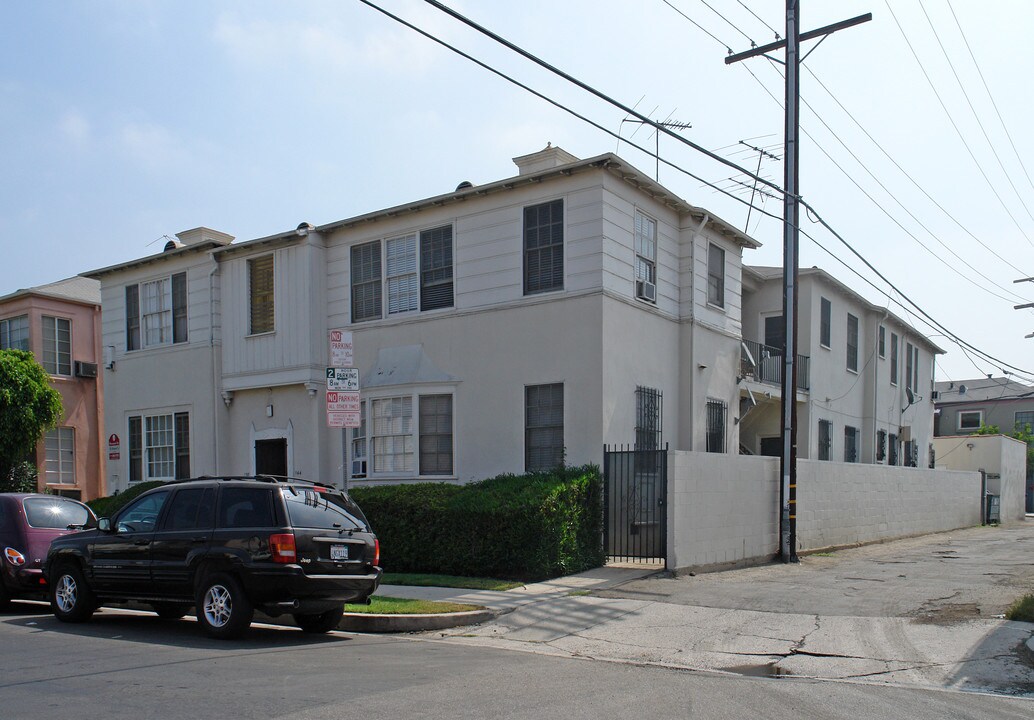 138 S Sweetzer Ave in Los Angeles, CA - Building Photo