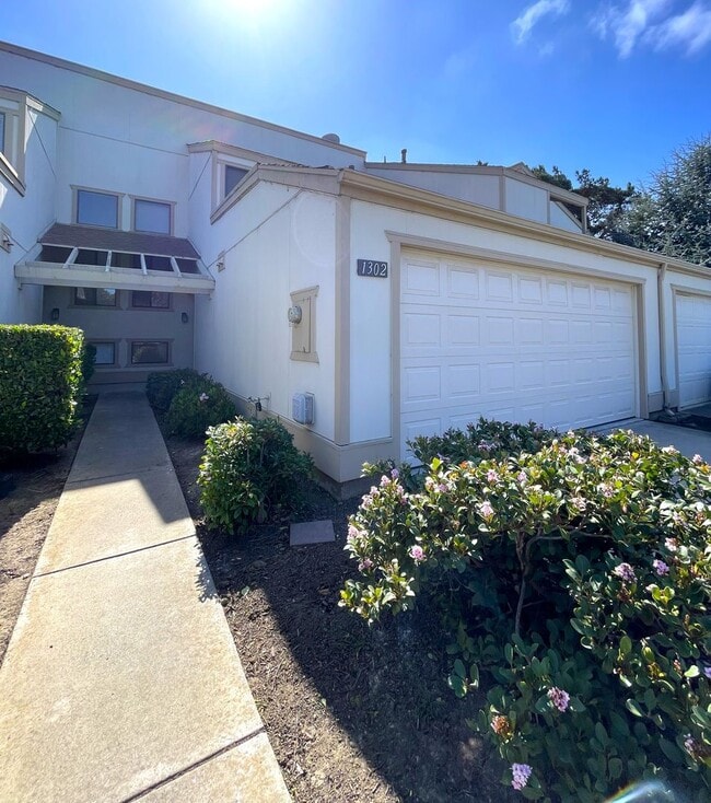 1302 Linda Vista Dr