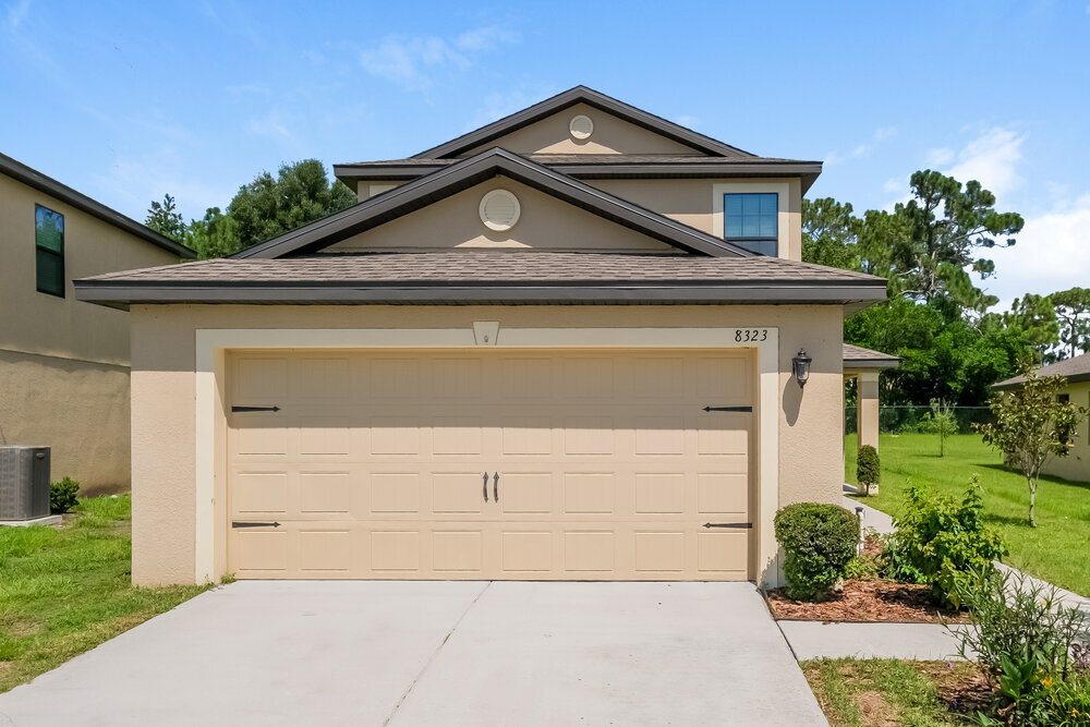 8323 Silverbell Loop in Brooksville, FL - Foto de edificio