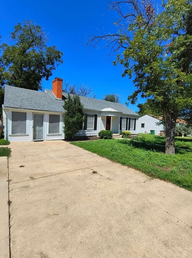 2216 Live Oak St in San Angelo, TX - Building Photo - Building Photo