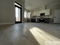 201 Everett St, Unit 4 in Boston, MA - Foto de edificio - Building Photo