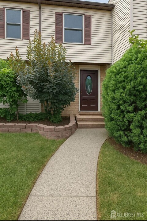 7 Tiger Lilly Ct in Sayreville, NJ - Building Photo