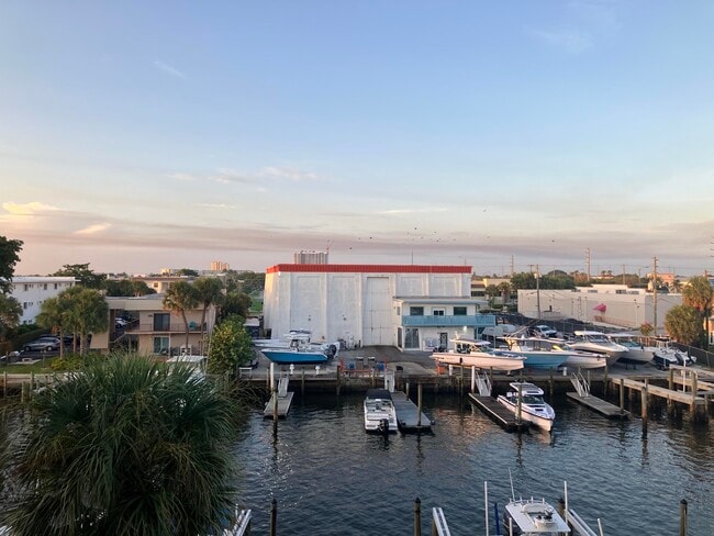 108 Paradise Harbour Blvd in North Palm Beach, FL - Foto de edificio - Building Photo