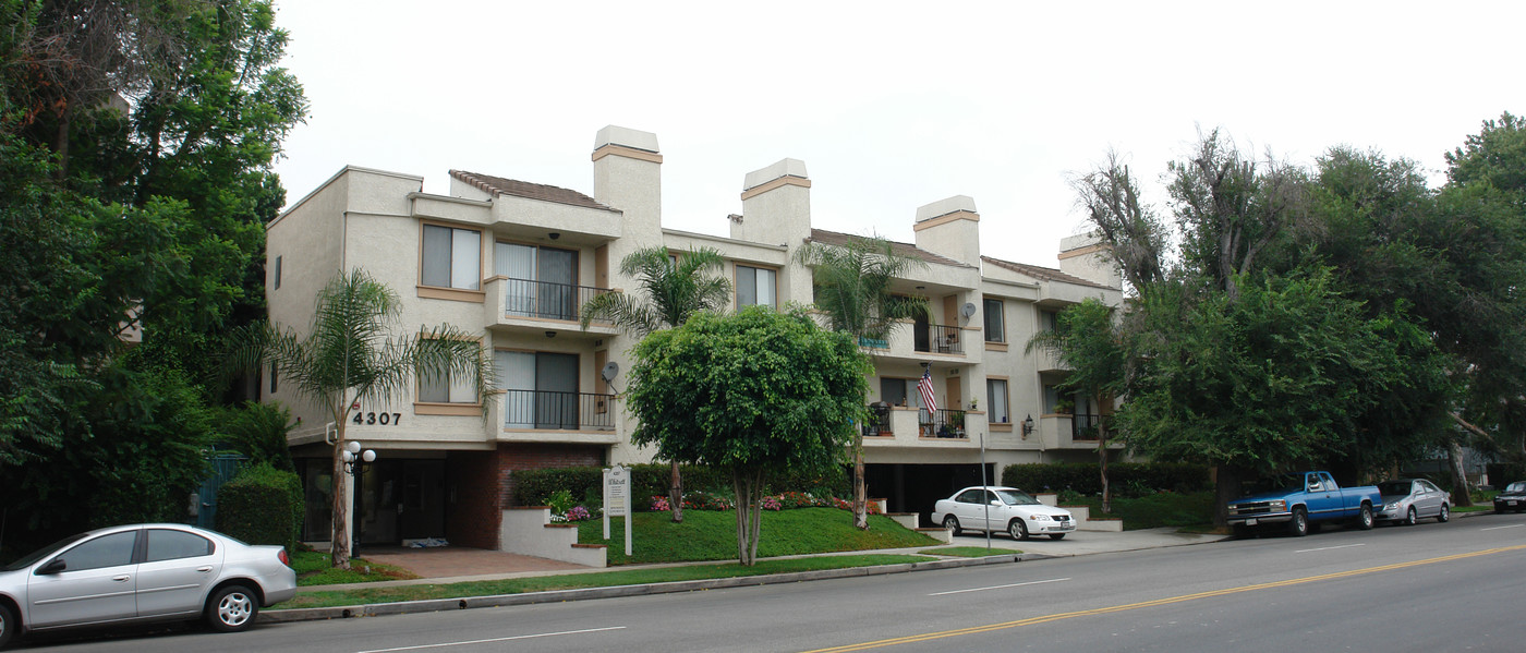 Whitsett Gardens in Studio City, CA - Foto de edificio