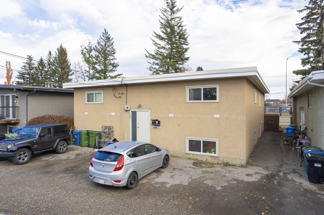 4427 Bow Trl SW in Calgary, AB - Building Photo