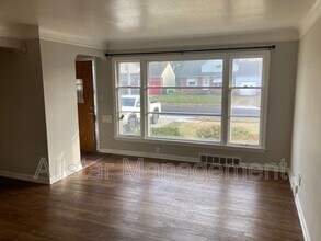 320 Halle Dr in Euclid, OH - Building Photo - Building Photo