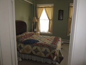 453 N Main St, Unit 1 in Wallingford, CT - Foto de edificio - Building Photo