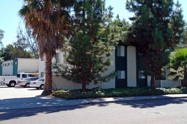 1001 Decker St in El Cajon, CA - Foto de edificio - Building Photo