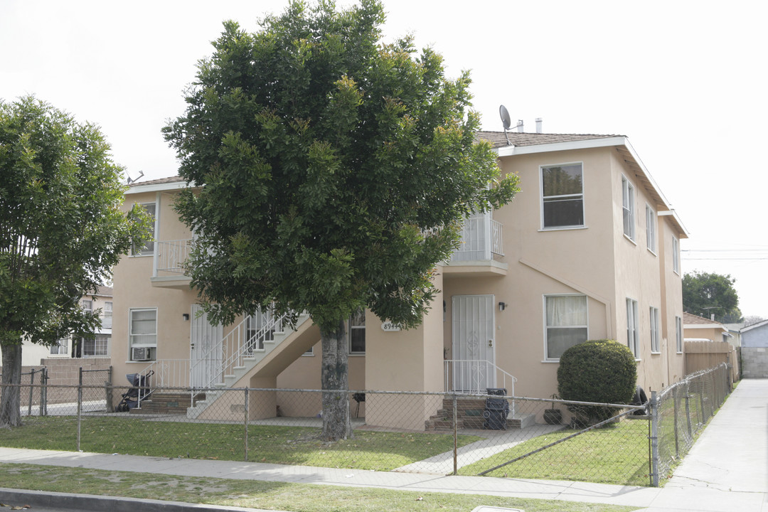 8944 McNerney Ave in South Gate, CA - Foto de edificio