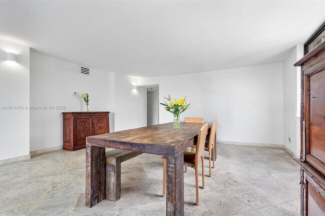 2575 S Bayshore Dr in Miami, FL - Building Photo - Building Photo