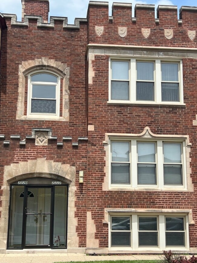 8056 S Luella Ave in Chicago, IL - Building Photo - Building Photo