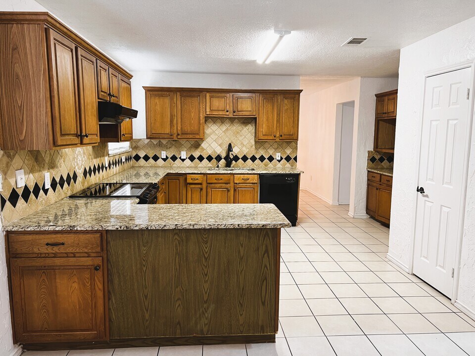 318 Nita Ln in Euless, TX - Building Photo