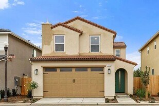 736 N Bliss Ln in Clovis, CA - Building Photo