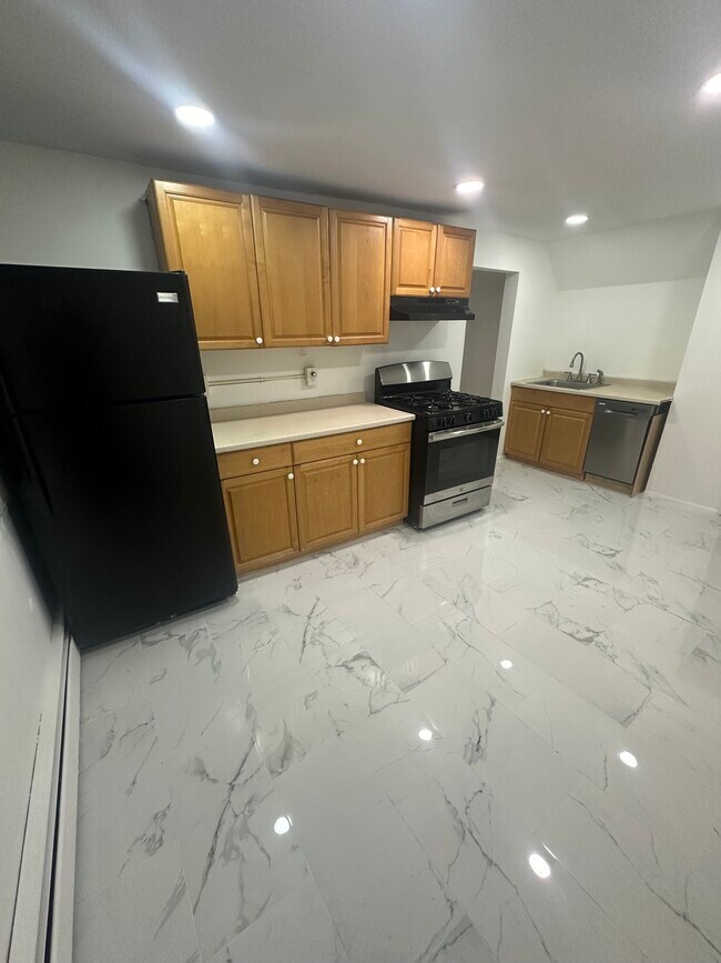 111 W 16th St in Linden, NJ - Building Photo - Building Photo