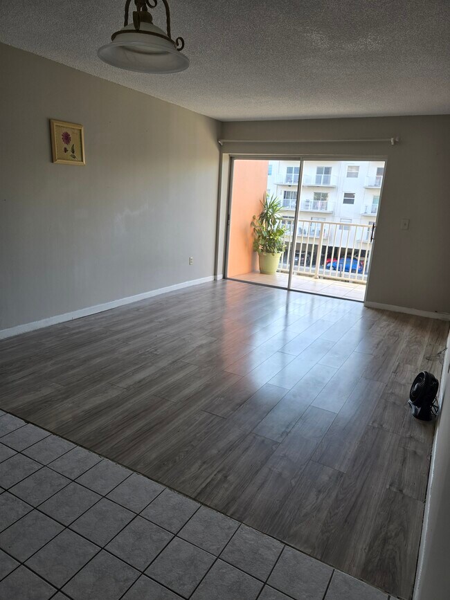 3545 NE 167th St, Unit 304 in Miami, FL - Foto de edificio - Building Photo