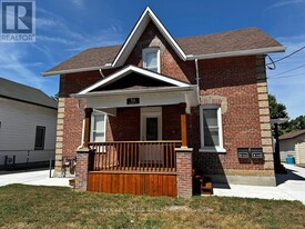 56 Elgin St in Kawartha Lakes, ON - Building Photo