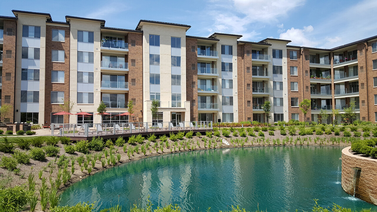 Four Seasons Apartments in Beachwood, OH - Building Photo