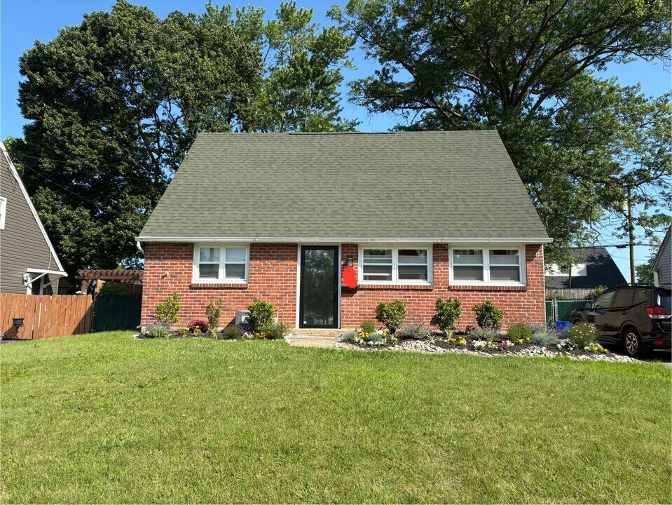 2609 Armstrong Ave in Holmes, PA - Building Photo
