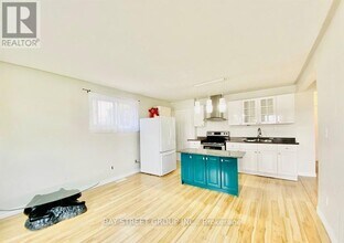 128 Stevenson Rd S in Oshawa, ON - Building Photo - Building Photo