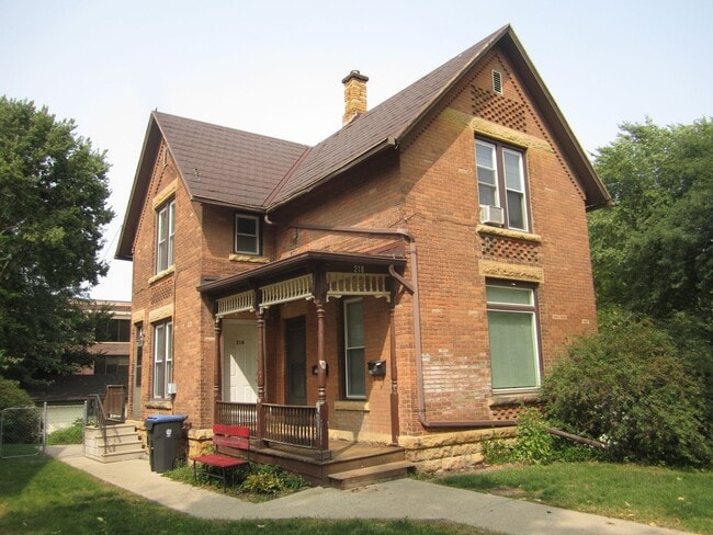 property at 218 N 4th St