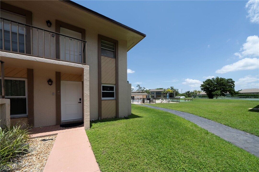 16881 Davis Rd in Ft. Myers, FL - Building Photo