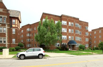 Edgewater House in Lakewood, OH - Foto de edificio - Building Photo