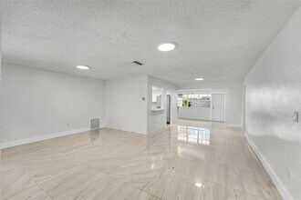 7251 Grandview Blvd in Miramar, FL - Building Photo - Building Photo