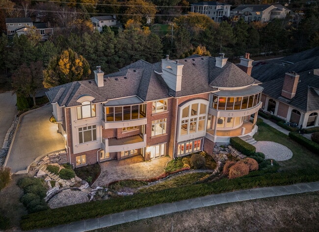property at 3856 Vista Ln