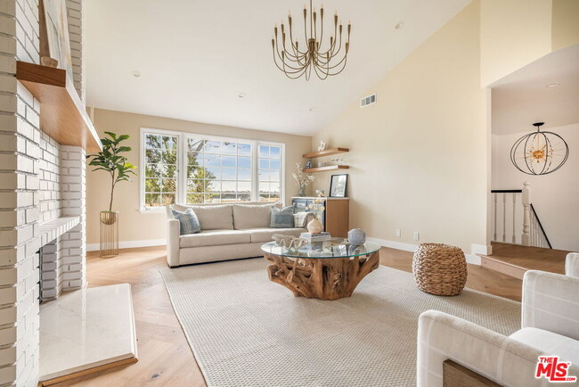 17481 Tramonto Dr in Los Angeles, CA - Building Photo - Building Photo
