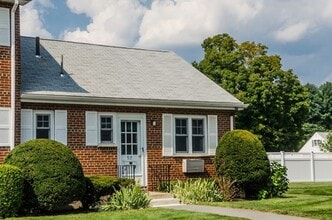 92 Emerson Gardens Rd in Lexington, MA - Foto de edificio - Building Photo