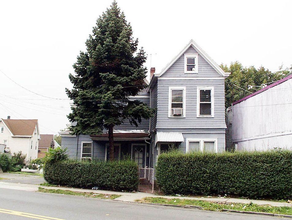 350 Paterson Ave in East Rutherford, NJ - Building Photo