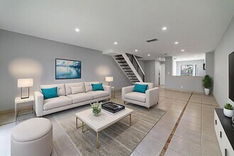 2720 S Oakland Forest Dr in Oakland Park, FL - Foto de edificio - Building Photo