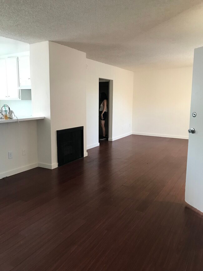 20947 Bryant St, Unit 201 in Los Angeles, CA - Foto de edificio - Building Photo