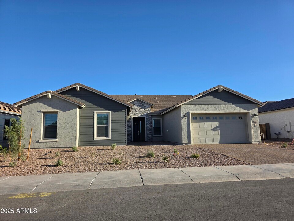 7641 W Staghorn Rd in Peoria, AZ - Building Photo