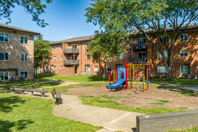 Greenwood Village in Columbus, OH - Building Photo - Building Photo