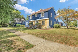 1212 W Healey St in Champaign, IL - Building Photo - Building Photo