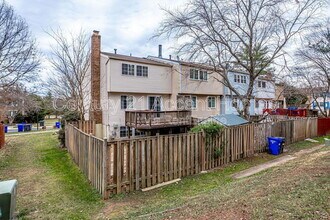 5328 Larochelle Ct in Alexandria, VA - Foto de edificio - Building Photo