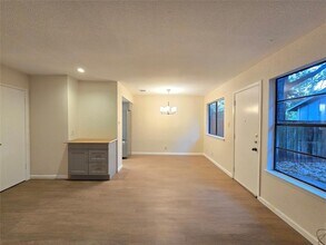 1305 Dobie Dr in Austin, TX - Foto de edificio - Building Photo