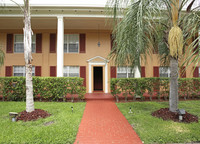 33-39 Salamanca Ave in Coral Gables, FL - Foto de edificio - Building Photo