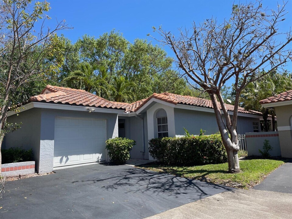 1356 Seagrape Cir in Weston, FL - Foto de edificio