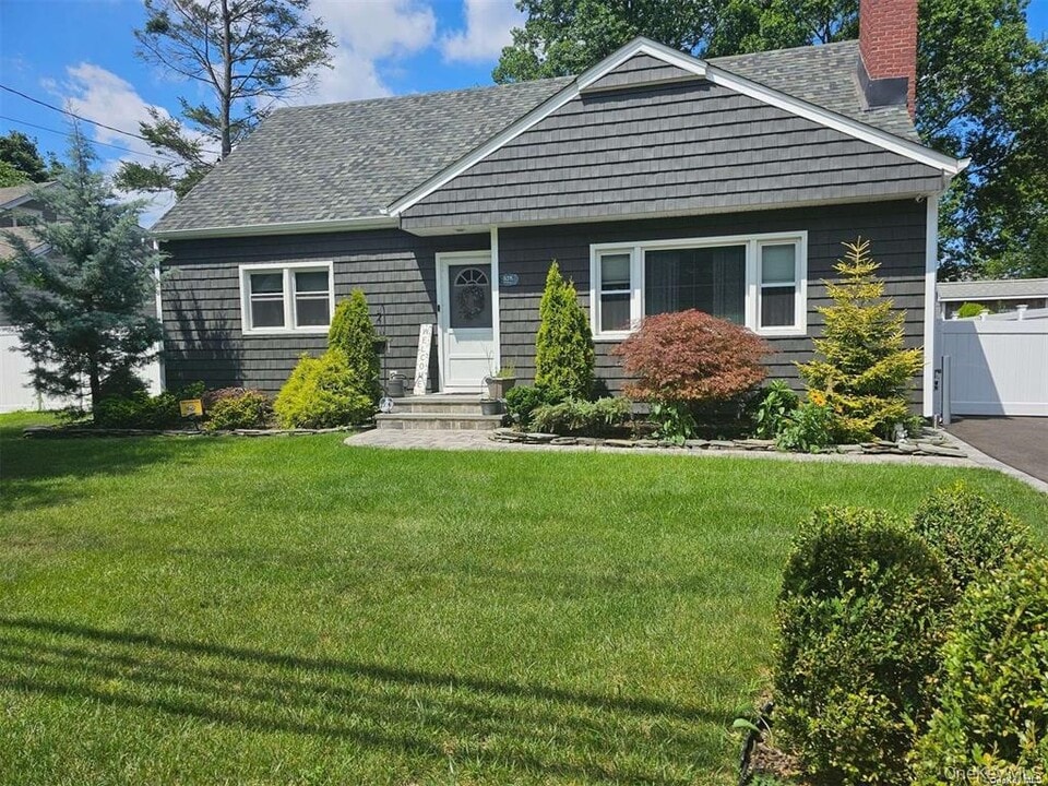 375 Broadway in Bethpage, NY - Building Photo