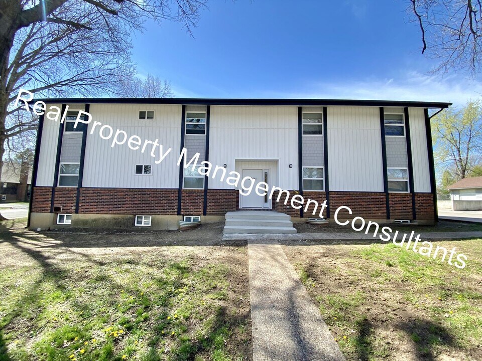 2201 Twin Oaks Dr in Harrisonville, MO - Building Photo