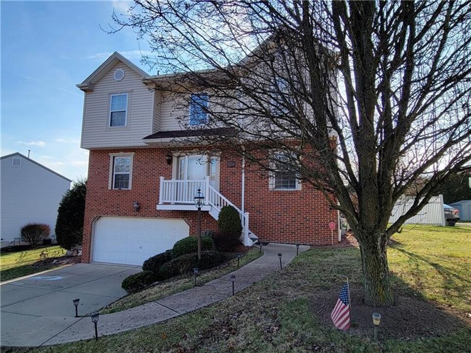 1421 Sandstone Dr in Tarentum, PA - Building Photo