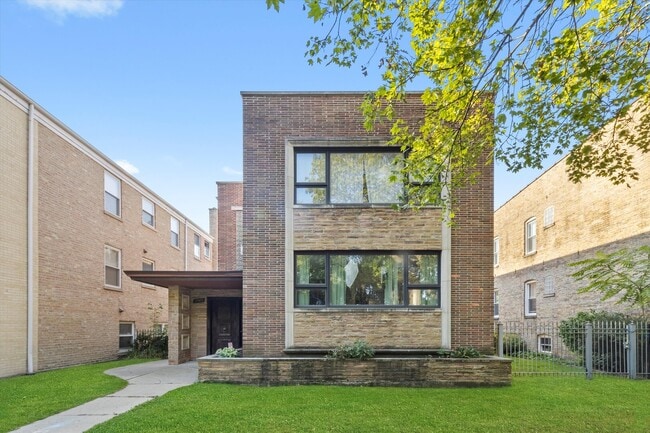 property at 2545 W Lunt Ave