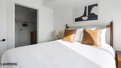 8511 15th Ave NW, Unit 334 in Seattle, WA - Foto de edificio - Building Photo