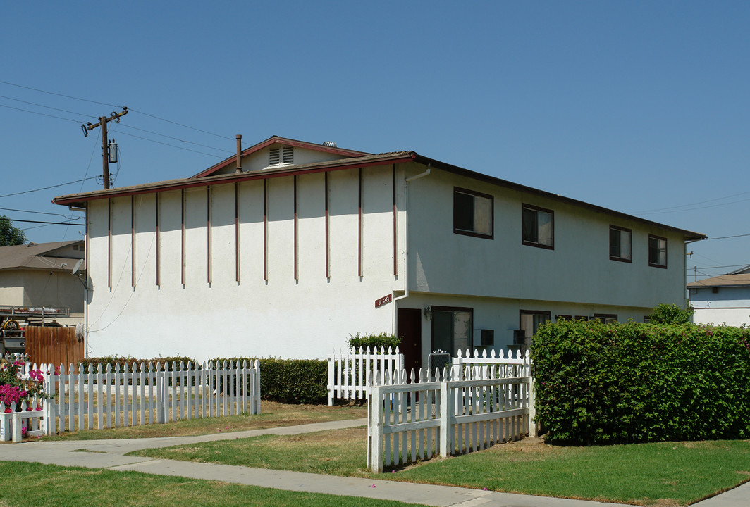 928 N Vicentia Ave in Corona, CA - Building Photo