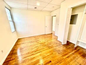 325 Central Ave in Jersey City, NJ - Building Photo - Building Photo