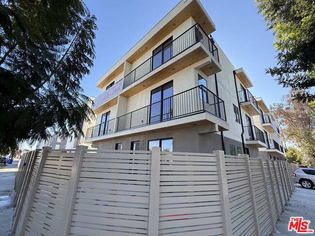 11528 Emelita St in Los Angeles, CA - Building Photo - Building Photo