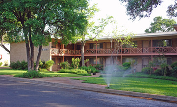 Colonial Apartments in Austin, TX - Building Photo - Building Photo